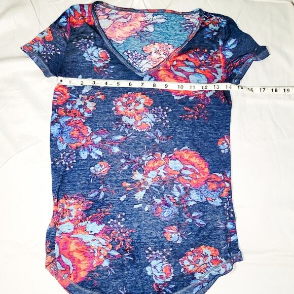 FREE with bundle! Mudd floral v neck tee size XS - Picture 5 of 8
